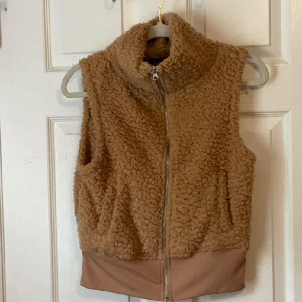 Love + Joy Women’s Beige Sleeveless Fuzzy Cozy Zip Up Vest Jacket Size S…